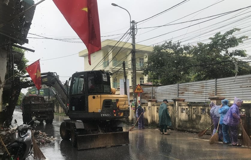 Những việc làm nhỏ không chỉ làm sạch đường làng, mà còn góp phần giáo dục thế hệ sau thói quen tốt. Ảnh : Bảo Hà.