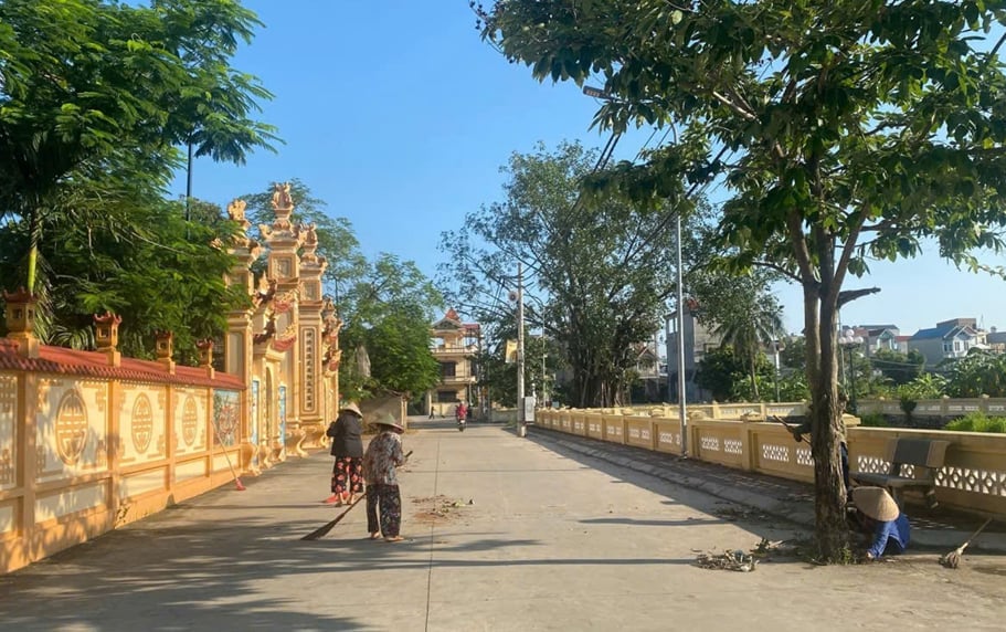 Nhân dân địa phương tham ra dọn vệ sinh đường làng, ngõ xóm, thu gom rác thải. Ảnh: Bảo Hà.