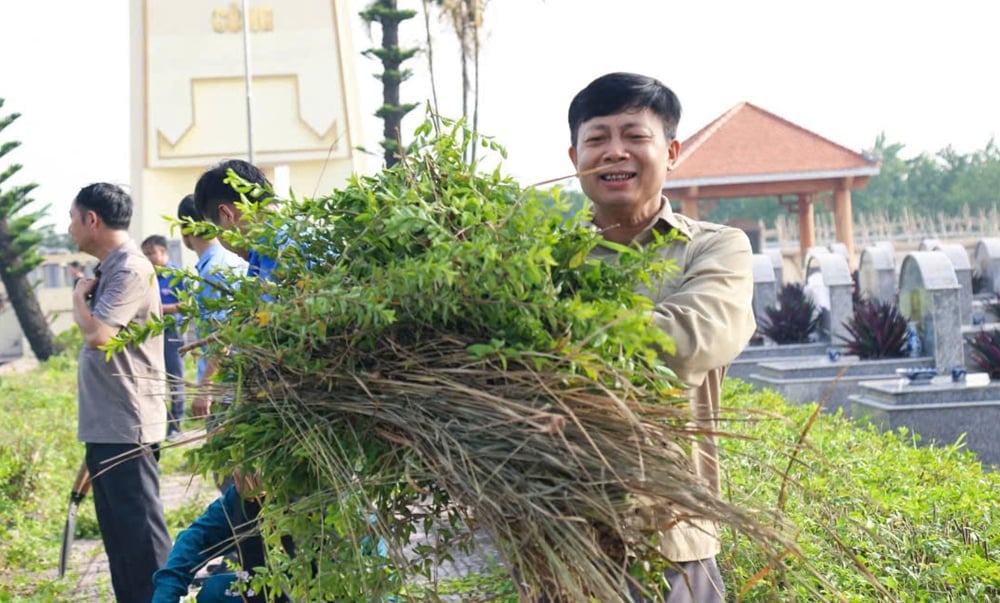 Hội viên nông dân và Đoàn Thanh niên đã tiến hành quét dọn, cắt tỉa cây xanh, nhổ cỏ và thực hiện vệ sinh môi trường trong toàn bộ khuôn viên Nghĩa trang liệt sĩ xã. Ảnh: Bảo Hà.