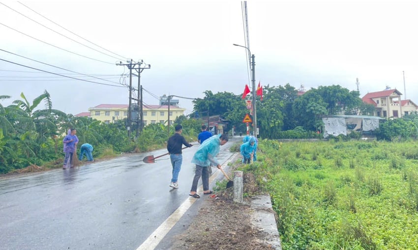 Dù trời mưa gió nhưng với tinh thần tích cực của Hội Nông dân, Đoàn Thanh niên, người dân, đường sá đã xanh - sạch - đẹp. Ảnh: Bảo Hà.