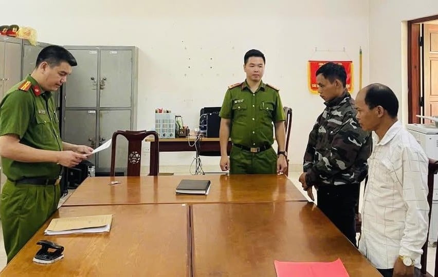 Lực lượng Công an tỉnh Tuyên Quang làm việc với các đối tượng. Ảnh: Công an Tuyên Quang.