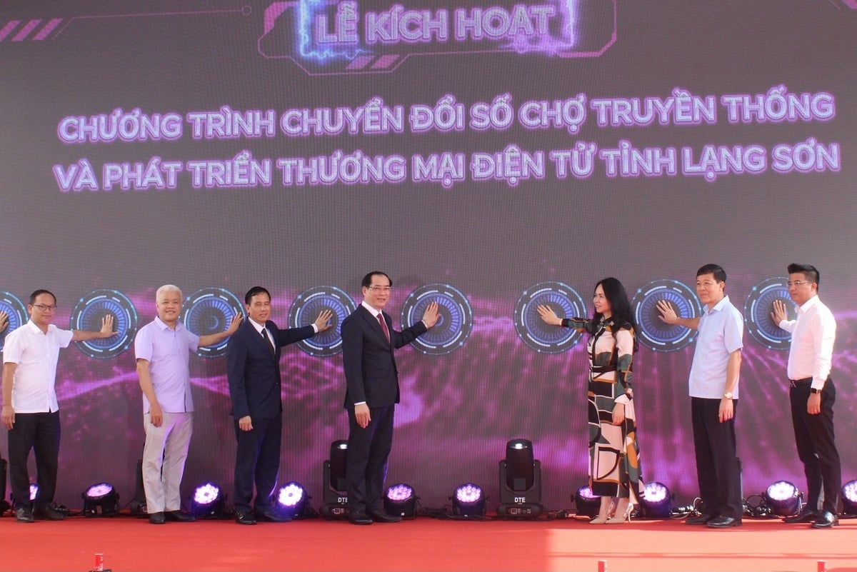 Các đại biểu ấn nút kích hoạt chương trình. Ảnh: Hoàng Nghĩa.