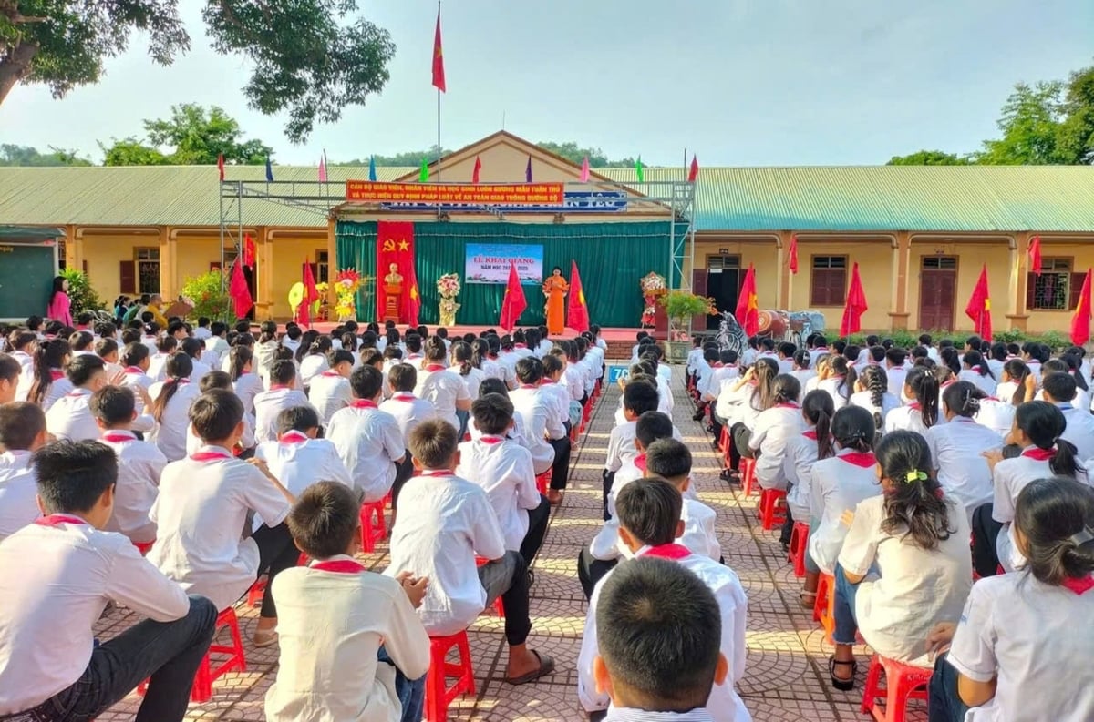 Rồi trường lớp sẽ lại được khắc phục, sửa chữa để những đứa trẻ vùng lũ kịp đến trường trong năm học mới. Ảnh: Kim Dung. Rồi trường lớp sẽ lại được khắc phục, sửa chữa để những đứa trẻ vùng lũ kịp đến trường trong năm học mới. Ảnh: Kim Dung.