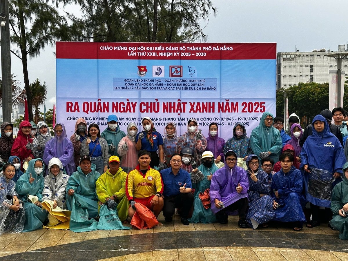Lực lượng thanh niên, sinh viên và ban quản lý tham gia dọn vệ sinh môi trường biển. Ảnh: Lan Anh.
