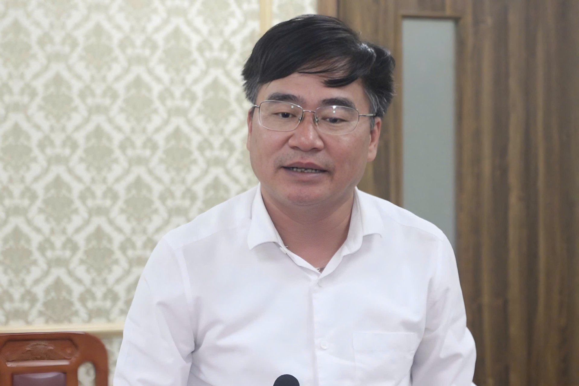 Ông Đỗ Văn Xiêm, Chủ tịch UBND xã Tà Xùa, báo cáo nhanh các tồn tại, khó khăn lĩnh vực nông nghiệp và môi trường tại địa phương. Ảnh: Nguyễn Nga. Ông Đỗ Văn Xiêm, Chủ tịch UBND xã Tà Xùa, báo cáo nhanh các tồn tại, khó khăn lĩnh vực nông nghiệp và môi trường tại địa phương. Ảnh: Nguyễn Nga.