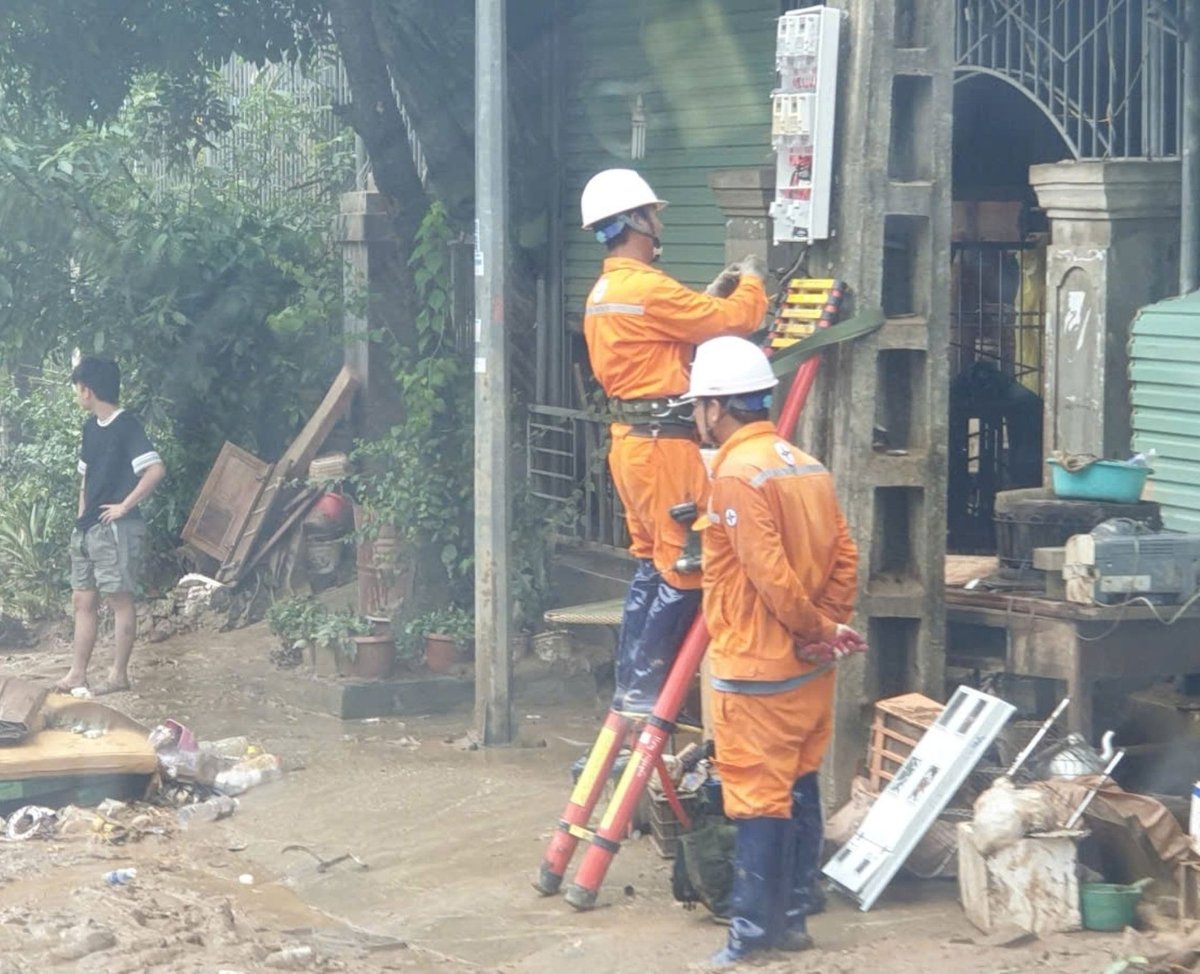 Điện được sửa chữa, khắc phục. Ảnh: Đình Tiệp. Điện được sửa chữa, khắc phục. Ảnh: Đình Tiệp.