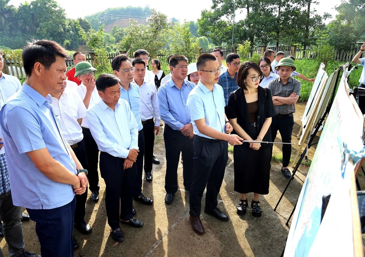 Đoàn công tác Bộ Xây dựng kiểm tra thực địa điểm ga Yên Bái tại phường Âu Lâu và nghe thuyết trình phương án xây dựng. Ảnh: Tiến Lập.