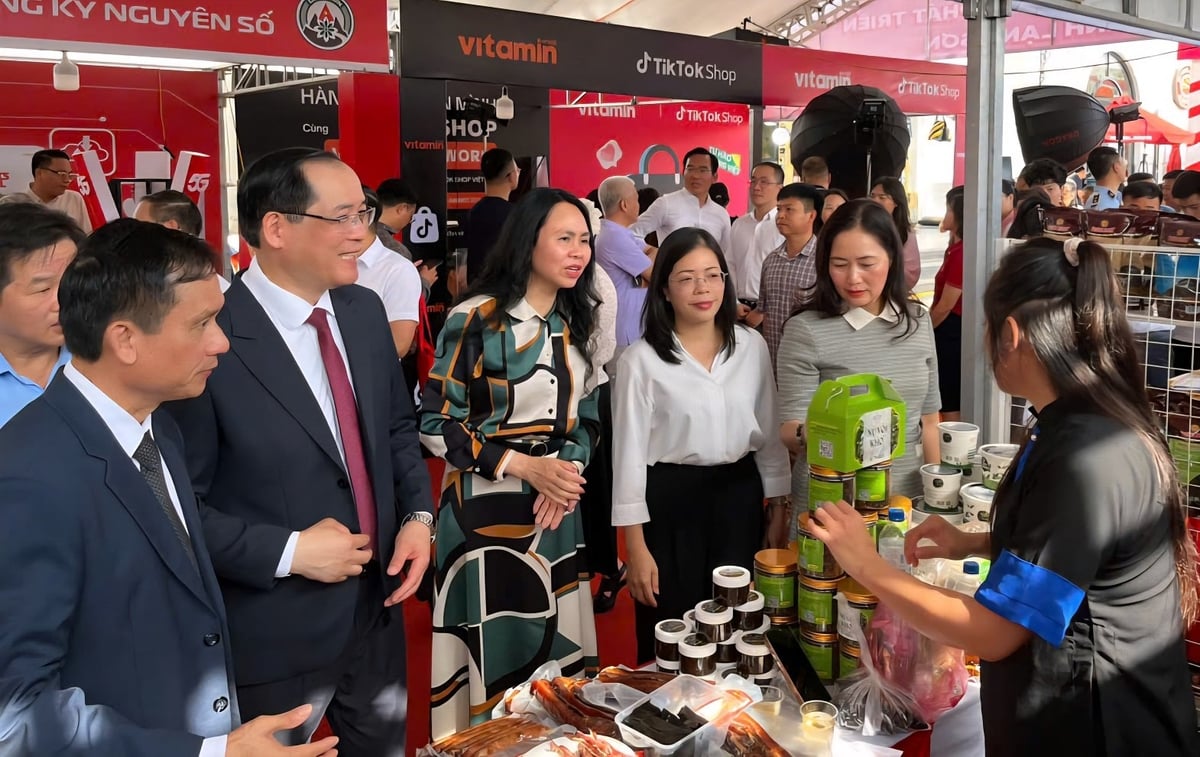 Các đại biểu lắng nghe chia sẻ của các tiểu thương về chuyển đổi số trong sản xuất, kinh doanh. Ảnh: Hoàng Nghĩa.