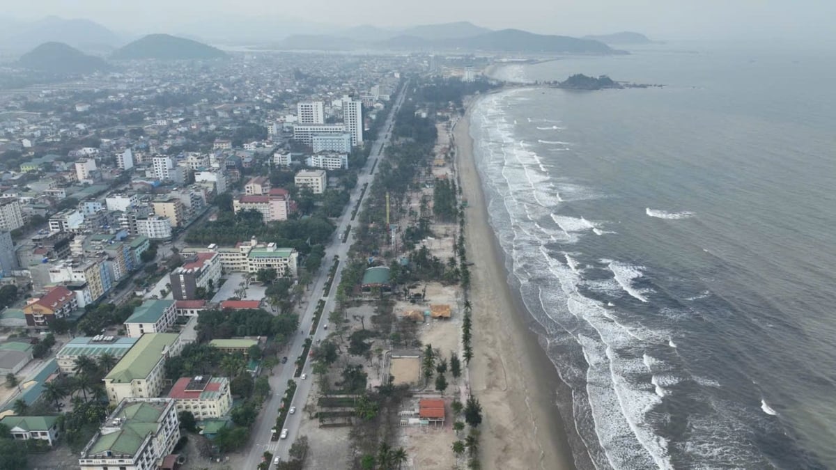 Hình ảnh biển Cửa Lò vắng lặng vào dịp mùa đông. Ảnh: Đình Tiệp.