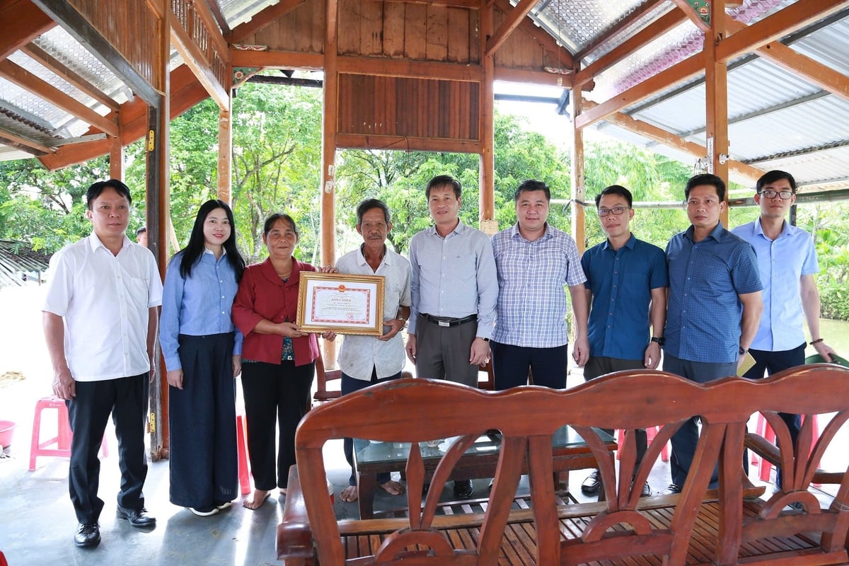 Phó Chủ tịch UBND tỉnh Lào Cai Ngô Hạnh Phúc trao bằng khen của Chủ tịch UBND tỉnh cho ông Hoàng Ngọc Tý. Ảnh: Thanh Ngà.