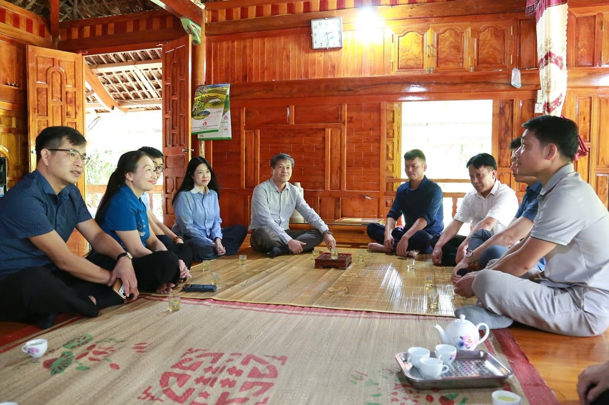 Phó Chủ tịch UBND tỉnh Lào Cai Ngô Hạnh Phúc trao bằng khen, tặng quà và động viên hộ gia đình có đóng góp tích cực trong công tác giải phóng mặt bằng tại xã Lâm Thượng, ngày 16/8. Ảnh: Thanh Ngà.