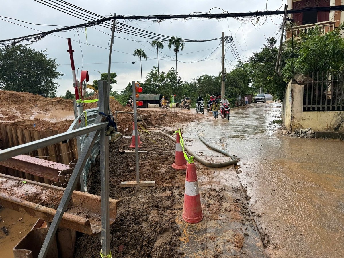 Đường 312 đoạn qua thôn Văn Lôi, xã Tiến Thắng bị sạt lở do quá trình thi công kênh dẫn nước đến trạm bơm Văn Khê. Ảnh: Cao Sơn. Đường 312 đoạn qua thôn Văn Lôi, xã Tiến Thắng bị sạt lở do quá trình thi công kênh dẫn nước đến trạm bơm Văn Khê. Ảnh: Cao Sơn.