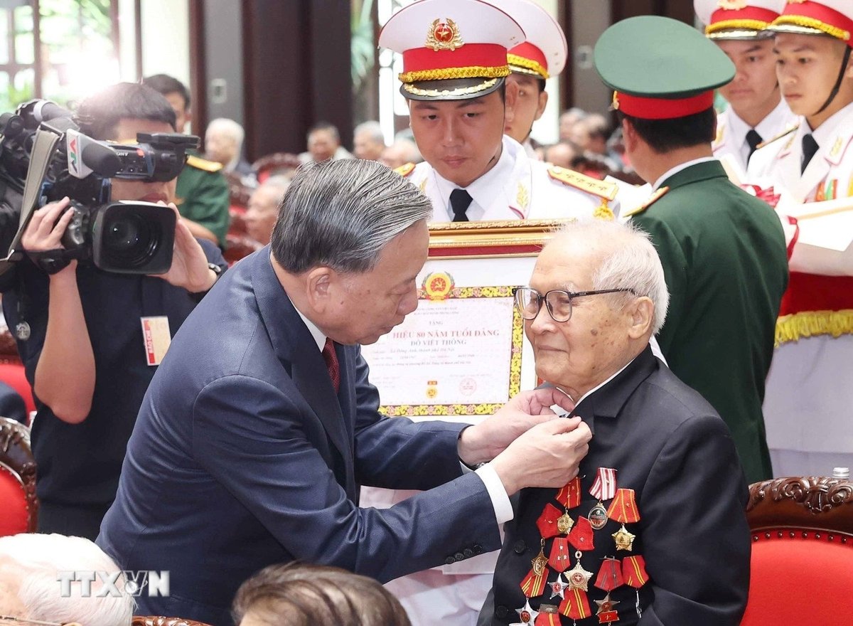 Tổng Bí thư Tô Lâm trao tặng Huy hiệu Đảng cho các lão thành cách mạng, nguyên lãnh đạo cao cấp của Đảng, Nhà nước. Ảnh: TTXVN.