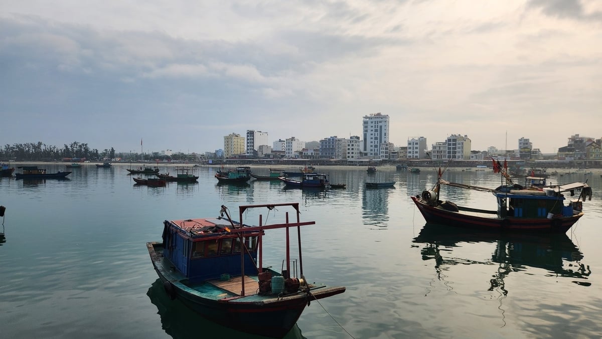 Quảng Ninh tạm dừng cấp phép cho các phương tiện thủy không đủ điều kiện hoạt động ra khơi từ 13h ngày 18/8. Ảnh: Nguyễn Thành.