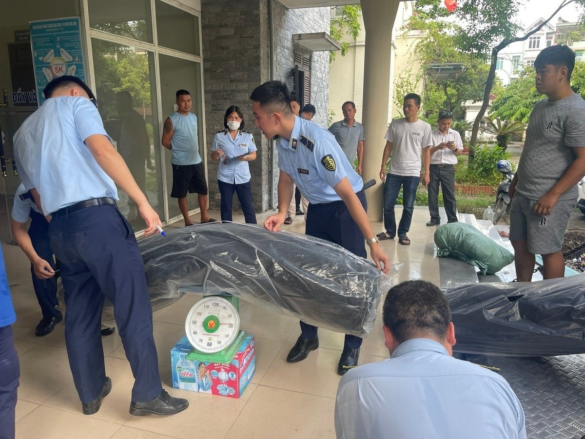 Đội Quản lý thị trường số 8 tiếp tục phối hợp với Công an xã Phù Đổng tạm giữ nhiều hàng hóa nhập lậu. Ảnh: Chi cục QLTT Hà Nội. Đội Quản lý thị trường số 8 tiếp tục phối hợp với Công an xã Phù Đổng tạm giữ nhiều hàng hóa nhập lậu. Ảnh: Chi cục QLTT Hà Nội.
