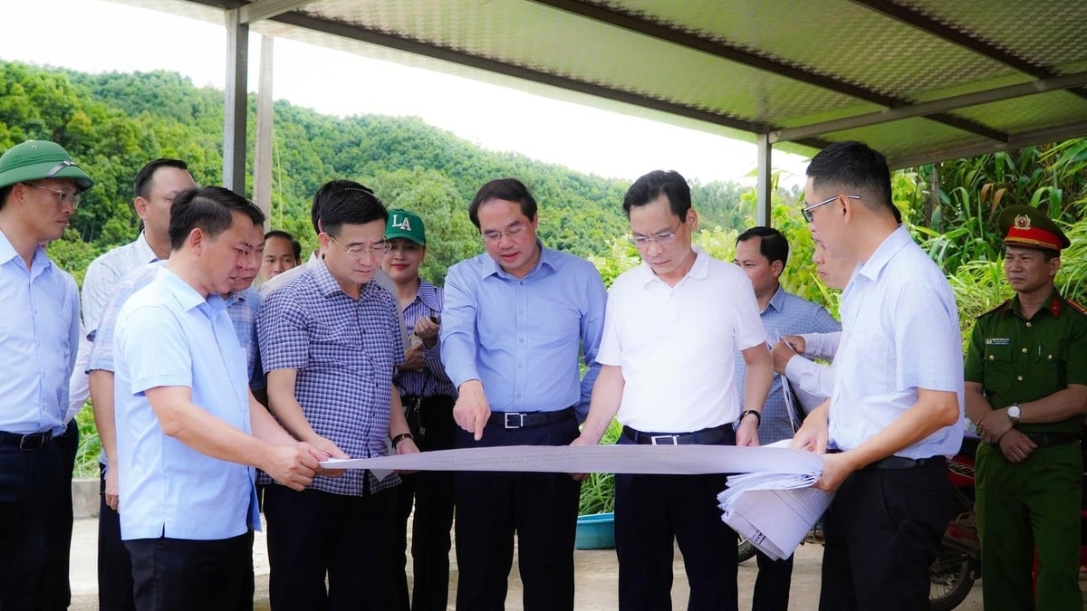 Bí thư Tỉnh ủy Lào Cai Trịnh Xuân Trường kiểm tra một số công trình trọng điểm đang xây dựng tại khu vực Mậu A. Ảnh: Mỹ Vân.