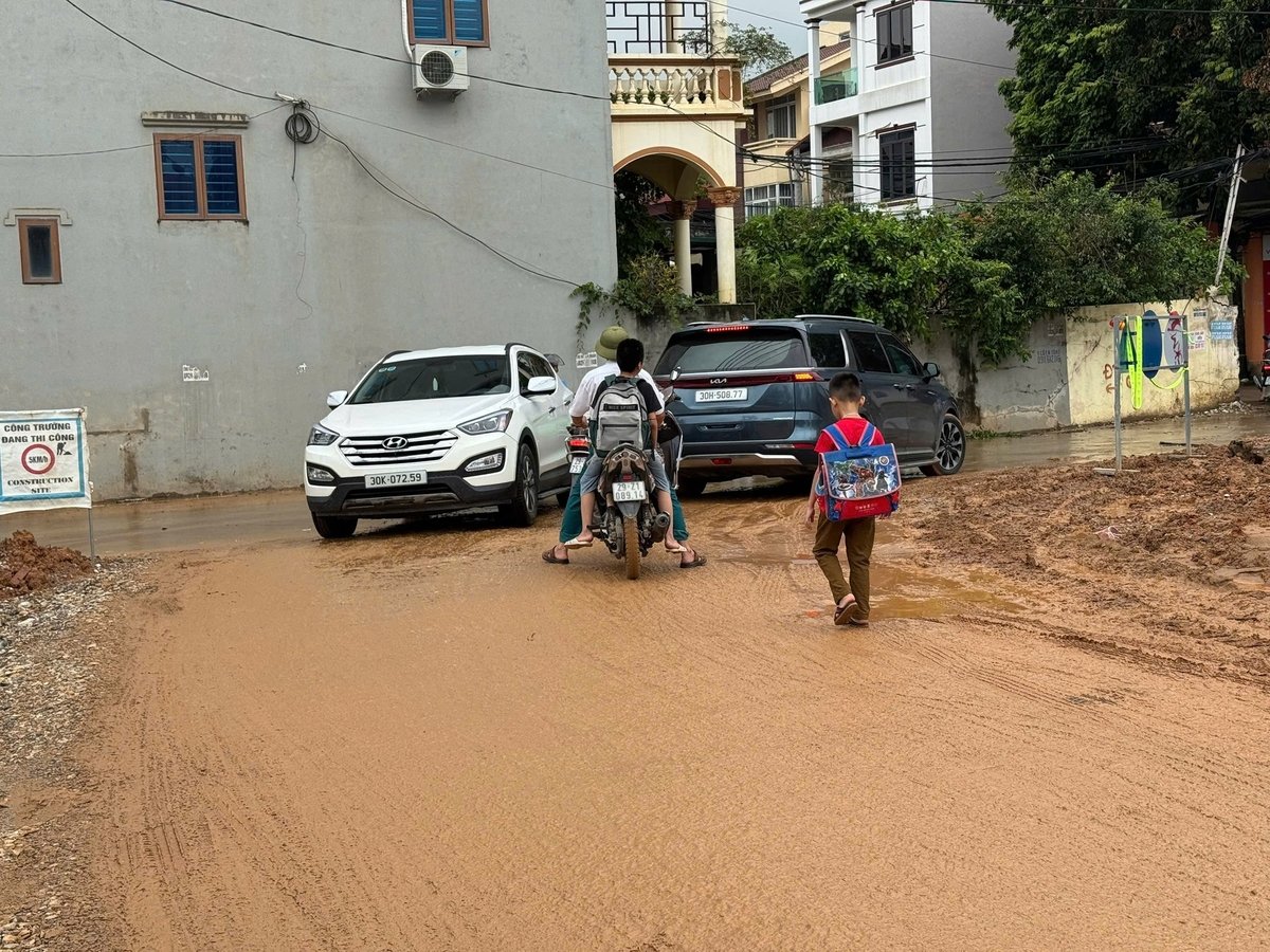 Trong quá trình thi công, Công ty CP Xây dựng và Phát triển kinh doanh không đảm bảo vệ sinh môi trường. Ảnh: Cao Sơn. Trong quá trình thi công, Công ty CP Xây dựng và Phát triển kinh doanh không đảm bảo vệ sinh môi trường. Ảnh: Cao Sơn.