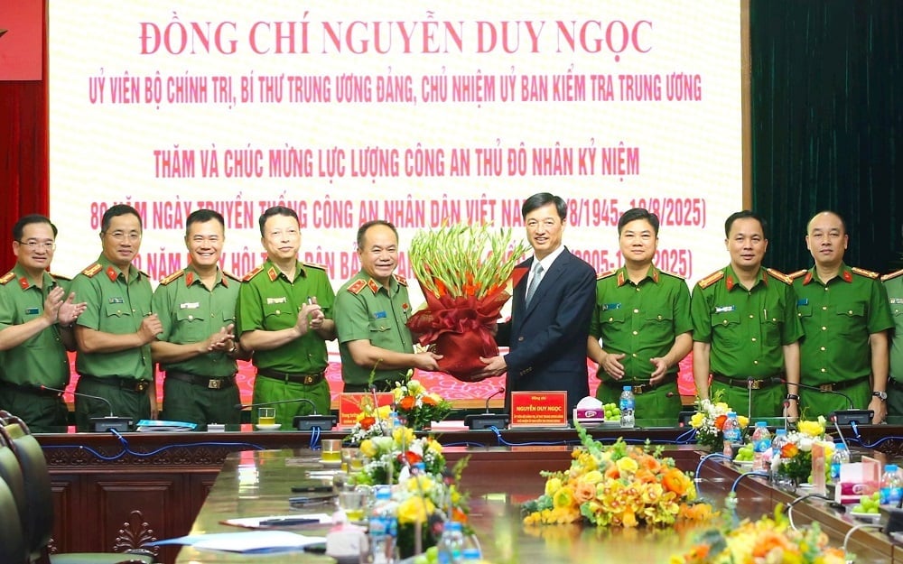 Chủ nhiệm Ủy ban Kiểm tra Trung ương Nguyễn Duy Ngọc chúc mừng Công an thành phố Hà Nội. Ảnh: Hoàng Điệp. Chủ nhiệm Ủy ban Kiểm tra Trung ương Nguyễn Duy Ngọc chúc mừng Công an thành phố Hà Nội. Ảnh: Hoàng Điệp.