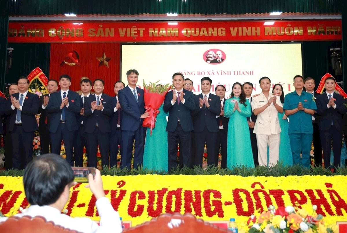 Trưởng ban Tổ chức Thành uỷ Hà Nội Hà Minh Hải tặng hoa chúc mừng Ban Chấp hành Đảng bộ xã Vĩnh Thanh nhiệm kỳ 2025-2030. Ảnh: Đỗ Phong.