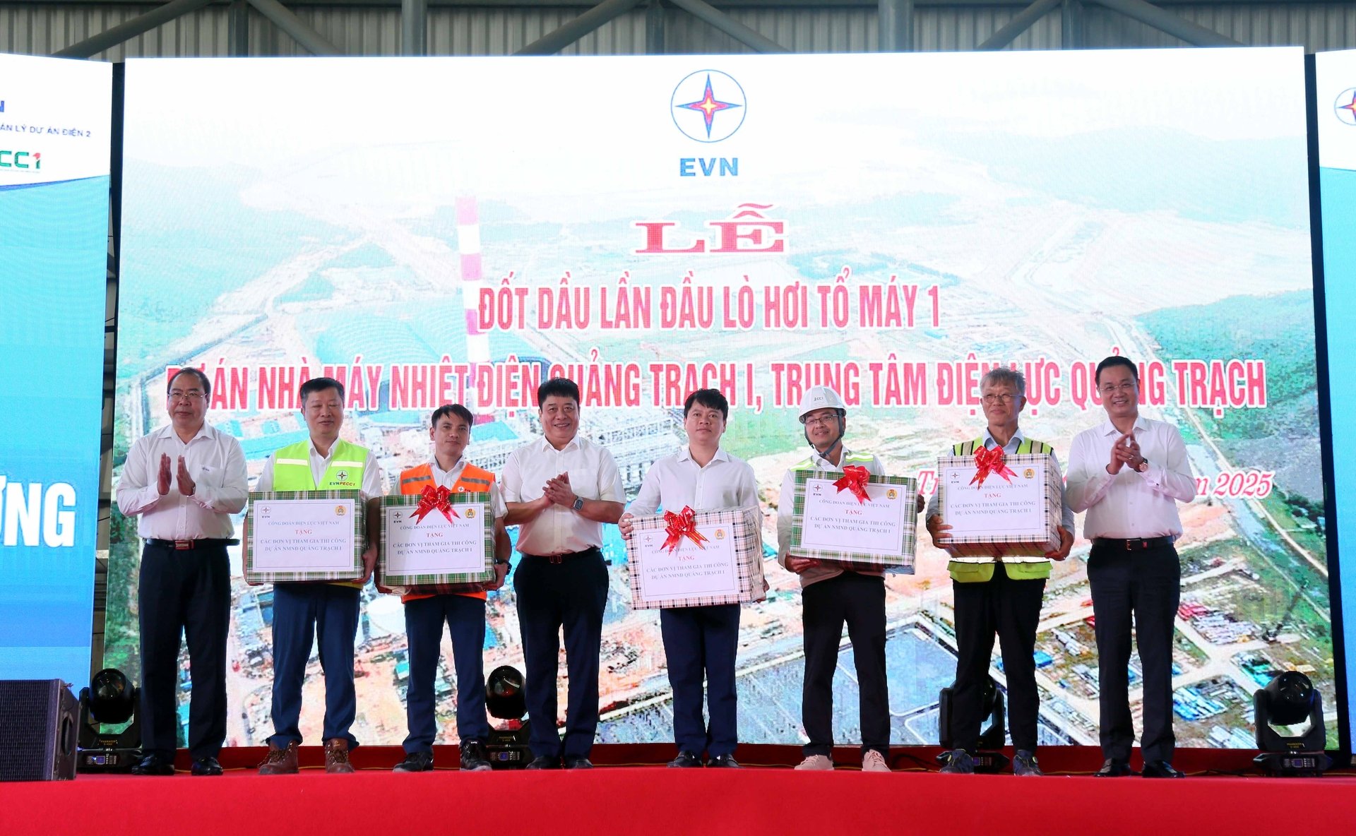 Lãnh đạo công đoàn Tập đoàn Điện lực Việt Nam trao thưởng các tập thể cá nhân có thành tích xuất sắc. Ảnh: T.P. Lãnh đạo công đoàn Tập đoàn Điện lực Việt Nam trao thưởng các tập thể cá nhân có thành tích xuất sắc. Ảnh: T.P.