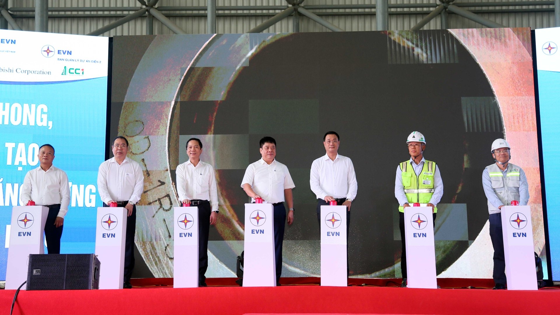 Các lãnh đạo bấm nút đốt dầu lần đầu lò hơi Tổ máy số 1. Ảnh: T.P. Các lãnh đạo bấm nút đốt dầu lần đầu lò hơi Tổ máy số 1. Ảnh: T.P.