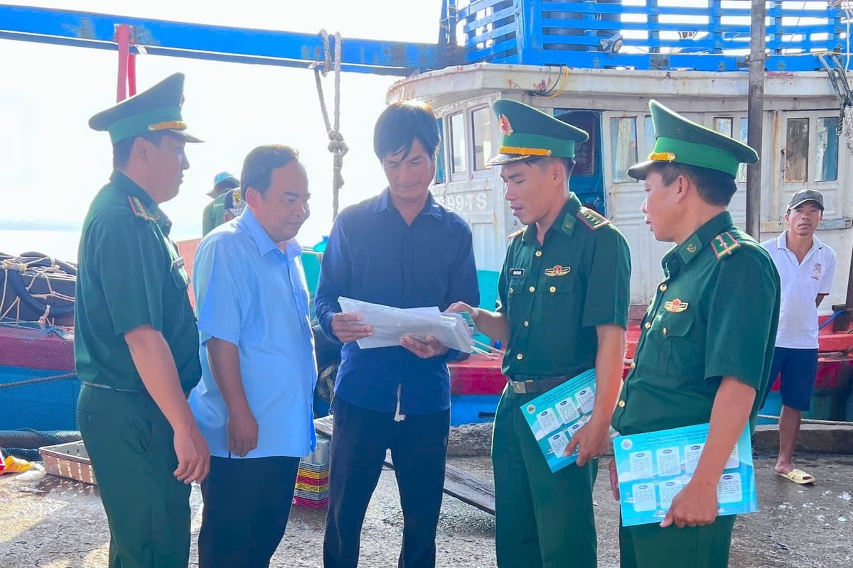 Lực lượng bộ đội biên phòng TP. Cần Thơ tuyên truyền chống khai thác IUU đến ngư dân tại cảng cá Trần Đề. Ảnh: Kim Anh.