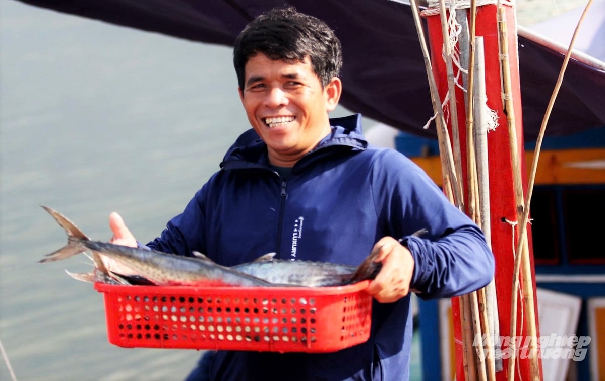 Ngư dân Ngô Văn Hiếu chia sẻ, việc mở rộng cảng cá Thạch Kim giúp tàu thuyền thuận tiện, an toàn hơn. Ảnh: Thanh Nga. Ngư dân Ngô Văn Hiếu chia sẻ, việc mở rộng cảng cá Thạch Kim giúp tàu thuyền thuận tiện, an toàn hơn. Ảnh: Thanh Nga.