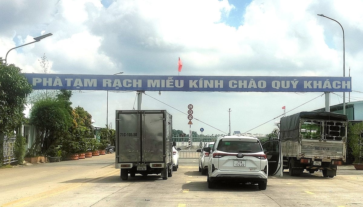 Bến phà tạm Rạch Miễu vẫn chưa kết thúc nhiệm vụ dù cầu Rạch Miễu 2 đi vào hoạt động. Ảnh: Minh Đảm.