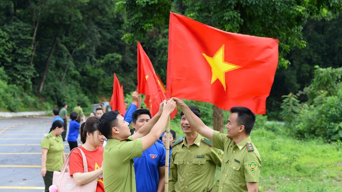 Các đoàn viên thanh niên tham gia treo cờ Tổ quốc tại Vườn Quốc gia Ba Vì. Ảnh: Đoàn Lê. Các đoàn viên thanh niên tham gia treo cờ Tổ quốc tại Vườn Quốc gia Ba Vì. Ảnh: Đoàn Lê.