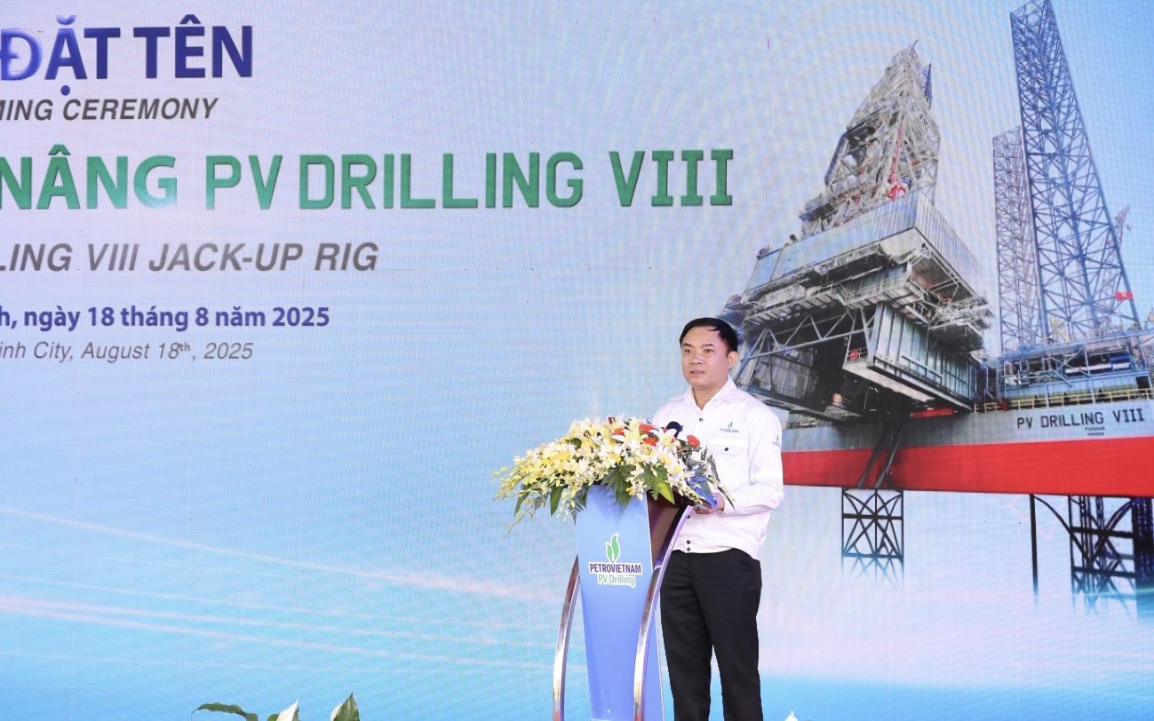 Tổng Giám đốc Petrovietnam Lê Ngọc Sơn chúc mừng PV Drilling đưa giàn PV DRILLING VIII vào vận hành đúng kế hoạch. Ảnh: PV Drilling. Tổng Giám đốc Petrovietnam Lê Ngọc Sơn chúc mừng PV Drilling đưa giàn PV DRILLING VIII vào vận hành đúng kế hoạch. Ảnh: PV Drilling.