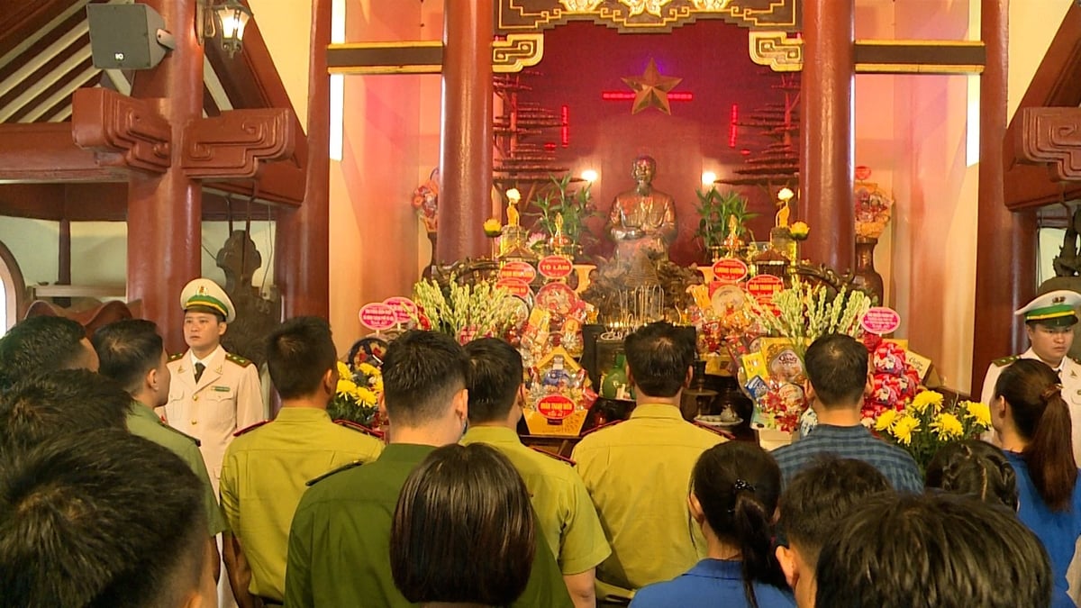 Ông Đỗ Thanh Hùng - Phó Giám đốc Vườn Quốc gia Ba Vì - dẫn đầu đoàn dâng hương tưởng nhớ Chủ tịch Hồ Chí Minh tại Đền thờ Bác Hồ trên đỉnh Vua của dãy núi Ba Vì. Ảnh: Đoàn Phòng. Ông Đỗ Thanh Hùng - Phó Giám đốc Vườn Quốc gia Ba Vì - dẫn đầu đoàn dâng hương tưởng nhớ Chủ tịch Hồ Chí Minh tại Đền thờ Bác Hồ trên đỉnh Vua của dãy núi Ba Vì. Ảnh: Đoàn Phòng.