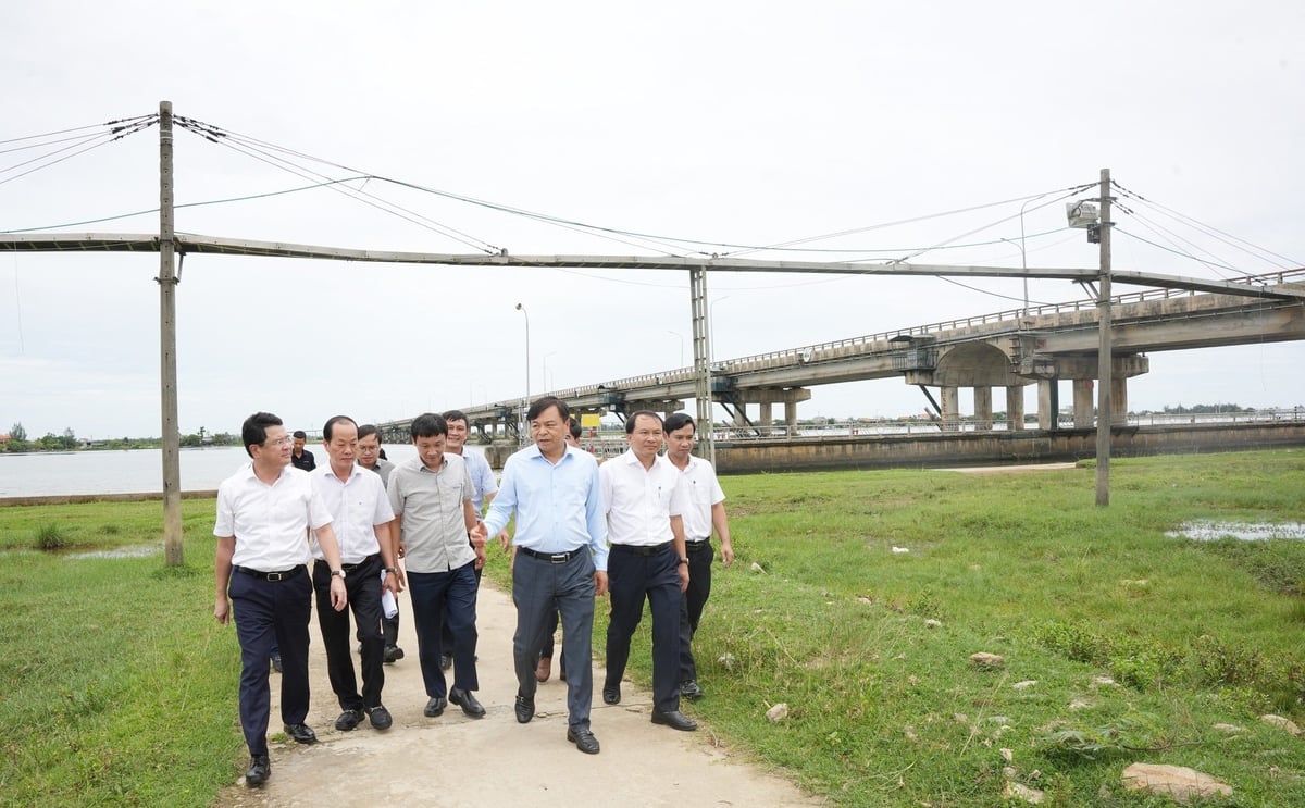 Thứ trưởng Bộ Nông nghiệp và Môi trường Nguyễn Hoàng Hiệp cùng lãnh đạo TP. Huế, Sở Nông nghiệp và Môi trường thành phố kiểm tra đập Thảo Long. Ảnh: Văn Dinh. Thứ trưởng Bộ Nông nghiệp và Môi trường Nguyễn Hoàng Hiệp cùng lãnh đạo TP. Huế, Sở Nông nghiệp và Môi trường thành phố kiểm tra đập Thảo Long. Ảnh: Văn Dinh.
