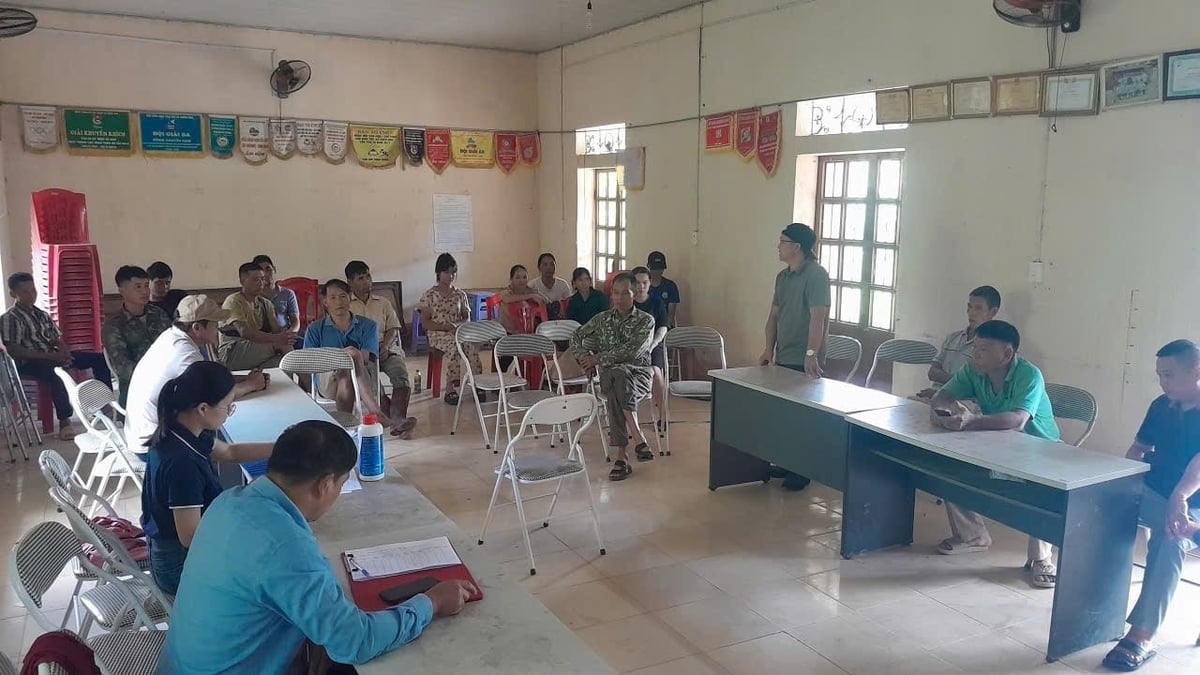 Trạm kỹ thuật nông nghiệp Khu vực X tuyên truyền, hướng dẫn các biện pháp phòng chống dịch bệnh dịch tả lợn Châu Phi tại bản Pù Lầu, xã Xuân Nha. Ảnh: Đức Bình.