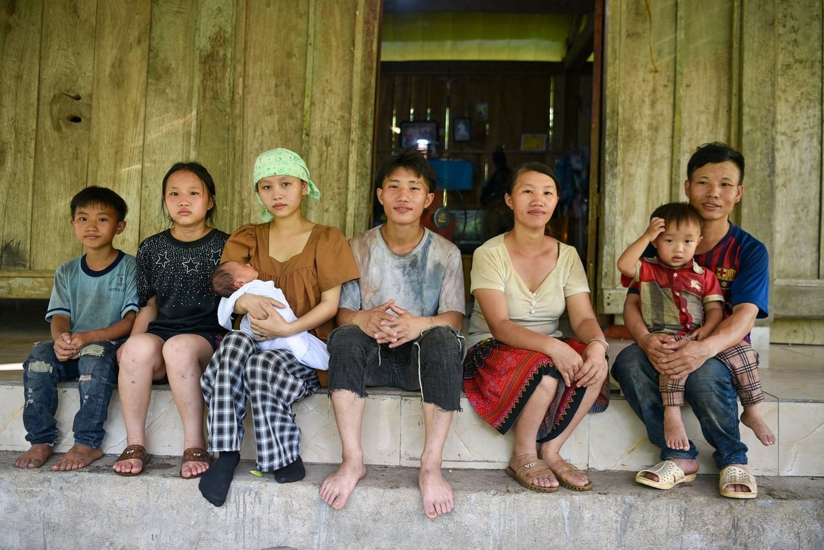 Anh Lý A Hổ và chị Giàng Thị Càng đã lên ông bà rồi vẫn chưa đăng ký và cưới. Ảnh: Dương Đình Tường. Anh Lý A Hổ và chị Giàng Thị Càng đã lên ông bà rồi vẫn chưa đăng ký và cưới. Ảnh: Dương Đình Tường.