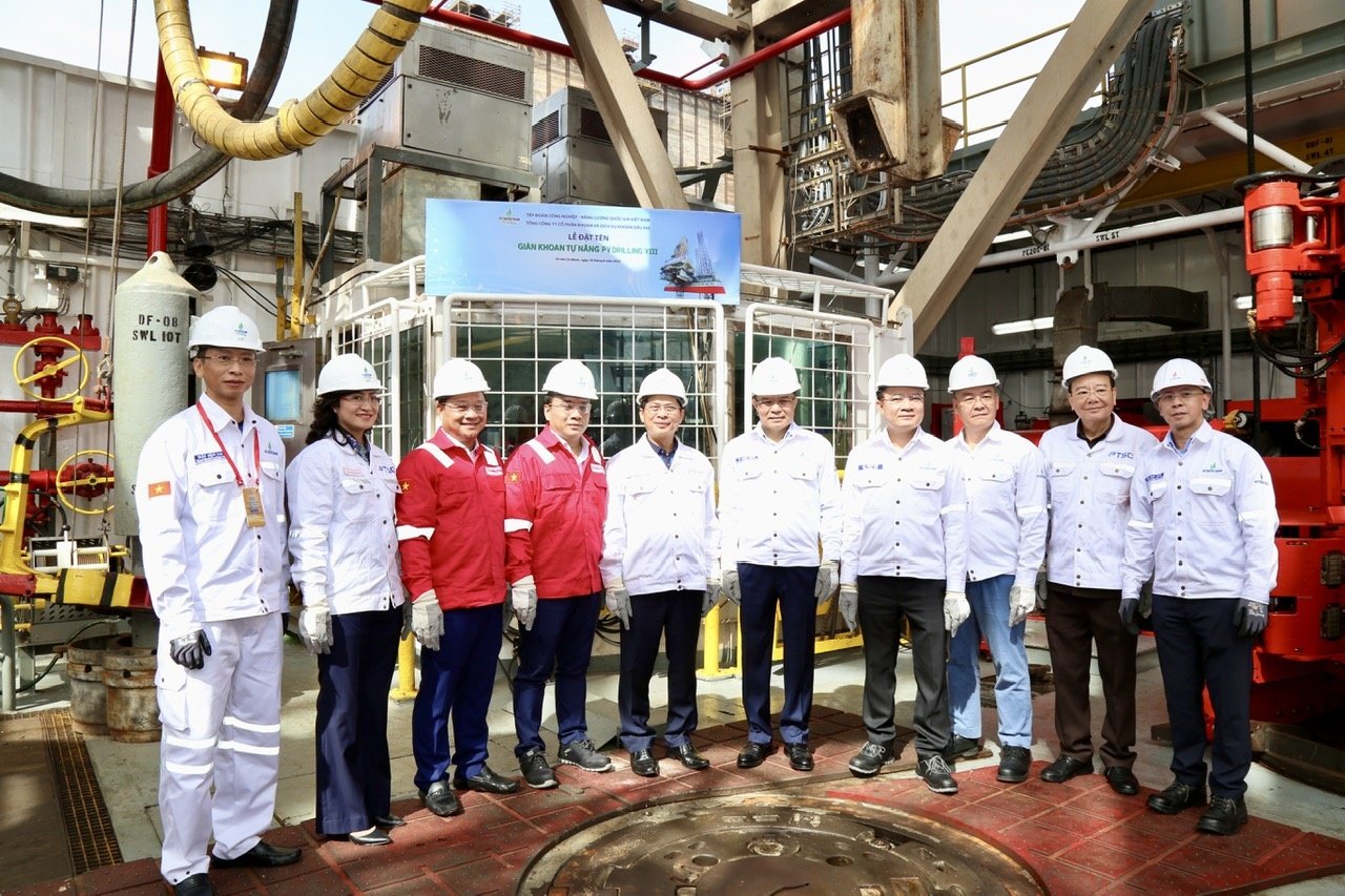 Phó Thủ tướng Bùi Thanh Sơn (thứ 5 từ trái sang) chúc mừng nhà thầu khoan dầu khí PV Drilling. Ảnh: PV Drilling Phó Thủ tướng Bùi Thanh Sơn (thứ 5 từ trái sang) chúc mừng nhà thầu khoan dầu khí PV Drilling. Ảnh: PV Drilling