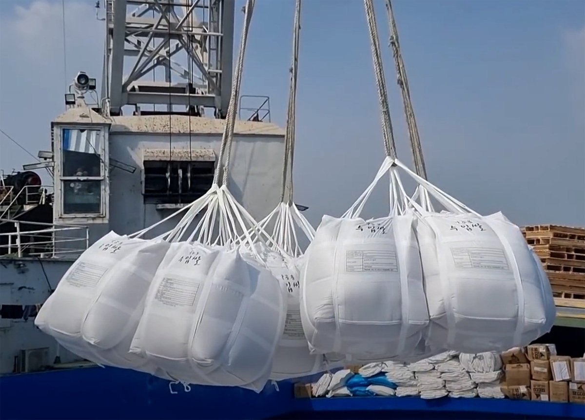 Loading exported rice onto a vessel at a seaport in Ho Chi Minh City. Photo: Thanh Son.