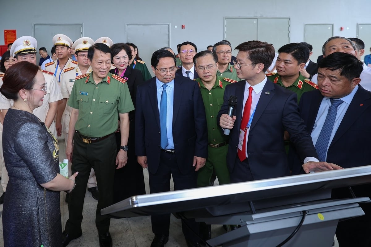 Thủ tướng Chính phủ và các đại biểu nghe giới thiệu về 21 nền tảng, sản phẩm số, tiện ích cốt lõi được phát triển để hướng tại xây dựng 'hệ sinh thái số quốc gia' từ dữ liệu tập trung. Ảnh: VGP