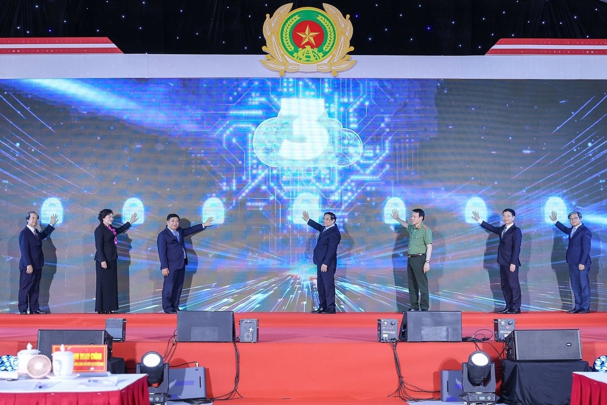 Thủ tướng và các đại biểu ấn nút khai trương Trung tâm dữ liệu quốc gia số 1. Ảnh: VGP