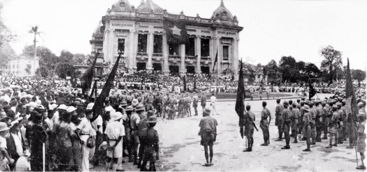Chiều 17/8/1945, dưới lá cờ đỏ sao vàng uy nghi buông từ bao lơn Nhà hát Lớn (Hà Nội) xuống chính sảnh, giai điệu bài hát 'Tiến quân ca' của nhạc sĩ Văn Cao được hàng nghìn người dân hát vang, chào Quốc kỳ của Nhà nước Việt Nam Mới - Nhà nước Tự do và Độc lập. Nguồn ảnh chụp lại: Bảo tàng LSQS Việt Nam. Chiều 17/8/1945, dưới lá cờ đỏ sao vàng uy nghi buông từ bao lơn Nhà hát Lớn (Hà Nội) xuống chính sảnh, giai điệu bài hát 'Tiến quân ca' của nhạc sĩ Văn Cao được hàng nghìn người dân hát vang, chào Quốc kỳ của Nhà nước Việt Nam Mới - Nhà nước Tự do và Độc lập. Nguồn ảnh chụp lại: Bảo tàng LSQS Việt Nam.