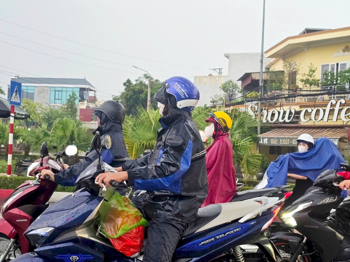Áp thấp nhiệt đới gây mưa lớn và gió giật mạnh tại Hải Phòng. Ảnh: Đinh Mười.