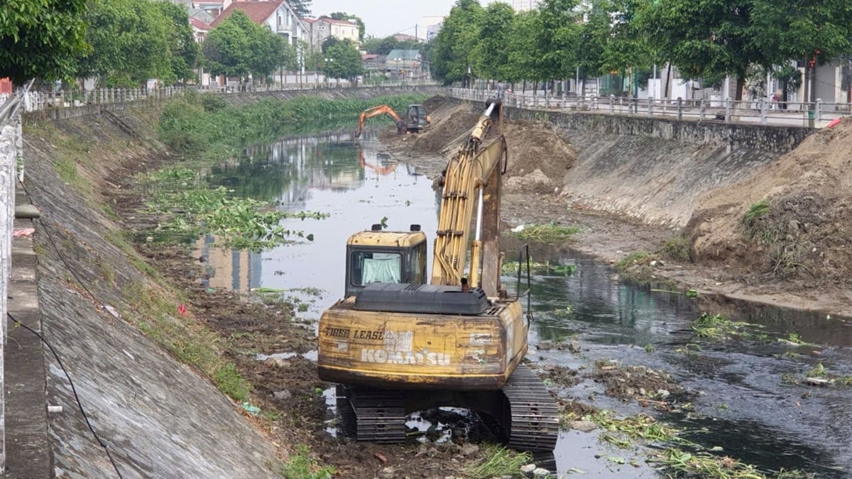 Hệ thống kênh Bắc được tiến hành nạo vét từ tháng 6/2025 để tăng khả năng tiêu úng cho đô thị. Ảnh: Đình Tiệp.