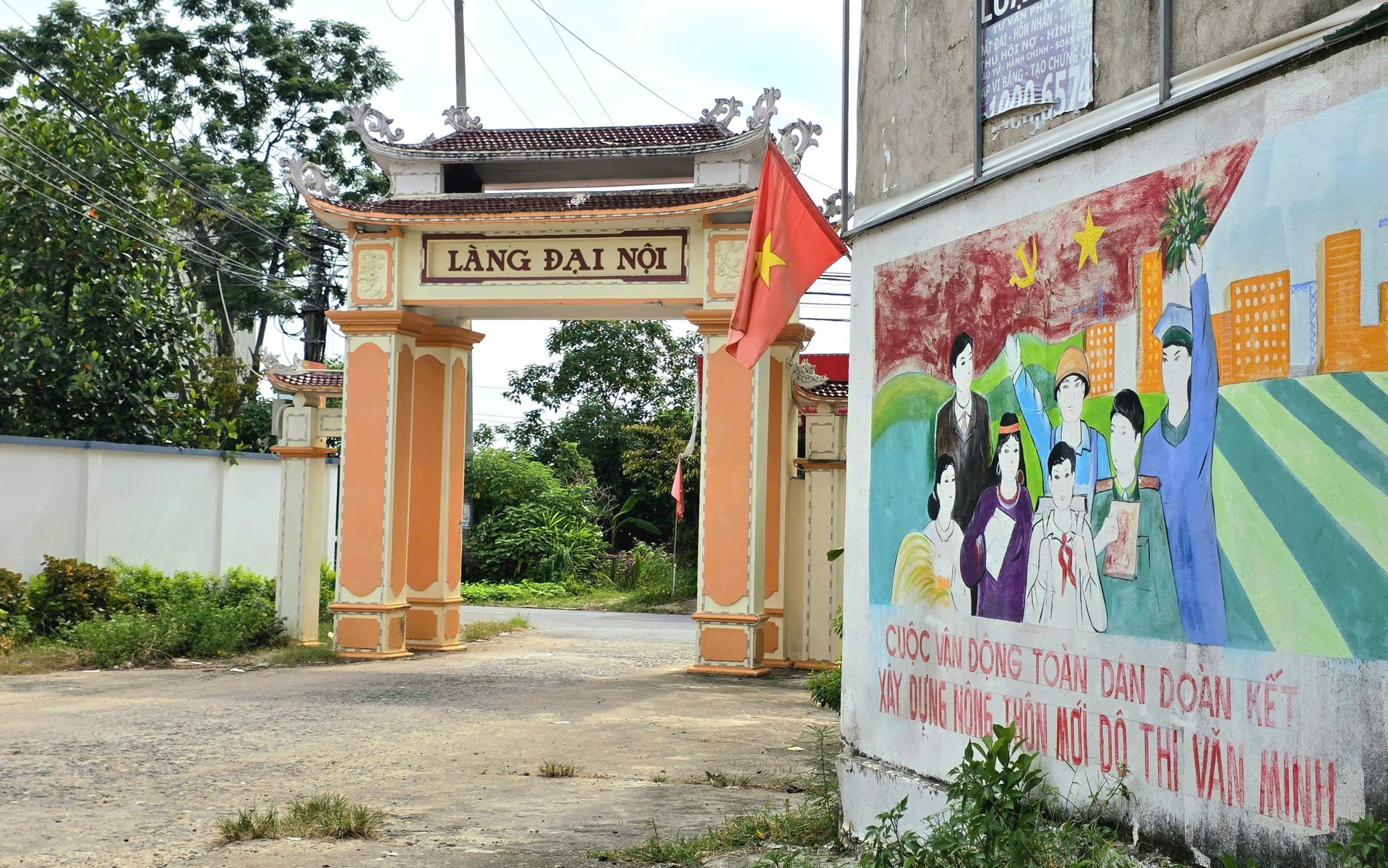 Cổng làng Đại Nội, nơi in dấu bao thế hệ nông dân, từ di sản 'khoán 10' đến hành trình xây dựng nông thôn mới hôm nay. Ảnh: Tú Thành.