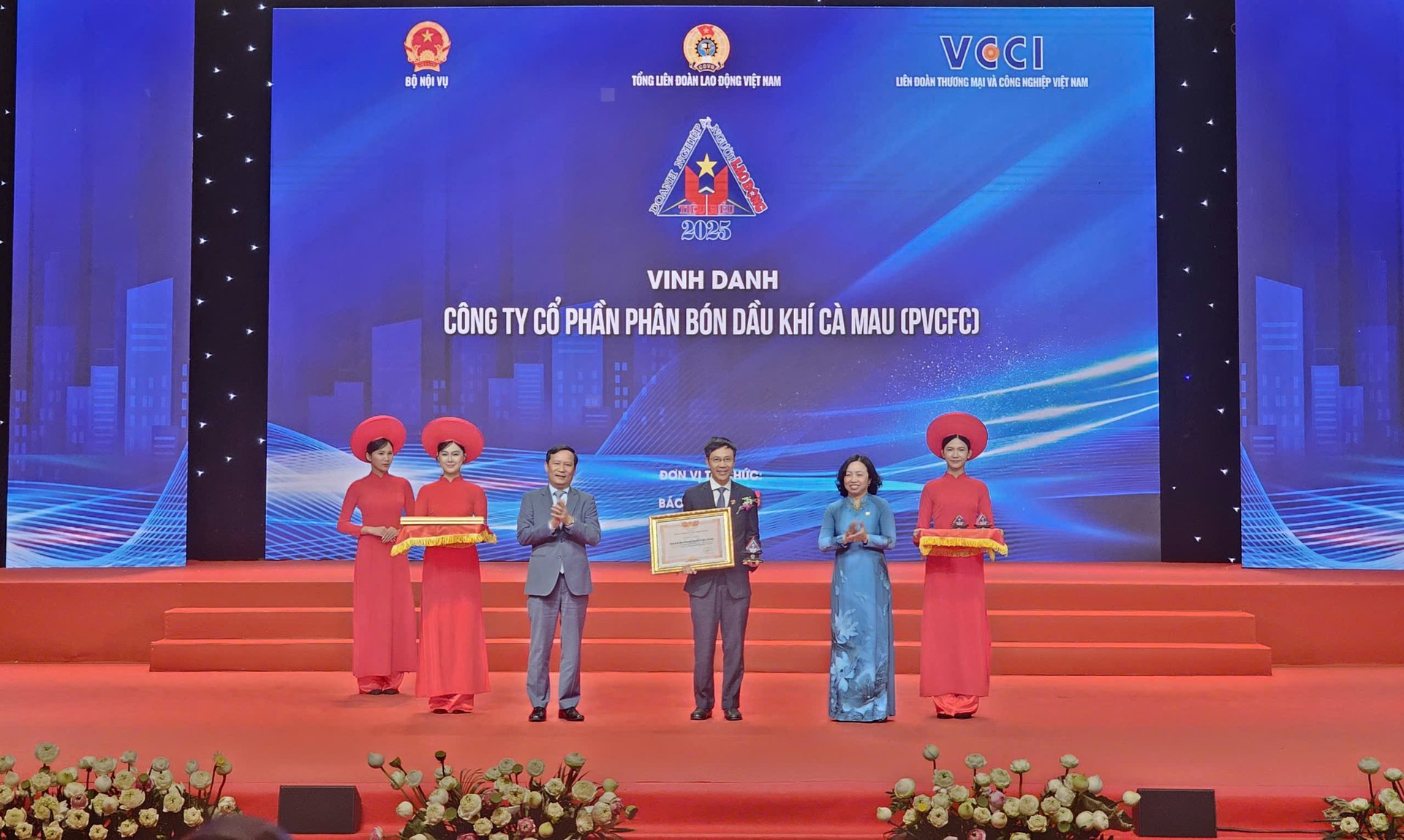 Ông Nguyễn Đức Hạnh, Thành viên Hội đồng Quản trị, Chủ tịch Công đoàn Công ty Đại diện PVCFC nhận vinh danh 'Doanh nghiệp tiêu biểu vì người lao động năm 2025'. Ảnh: PVCFC.