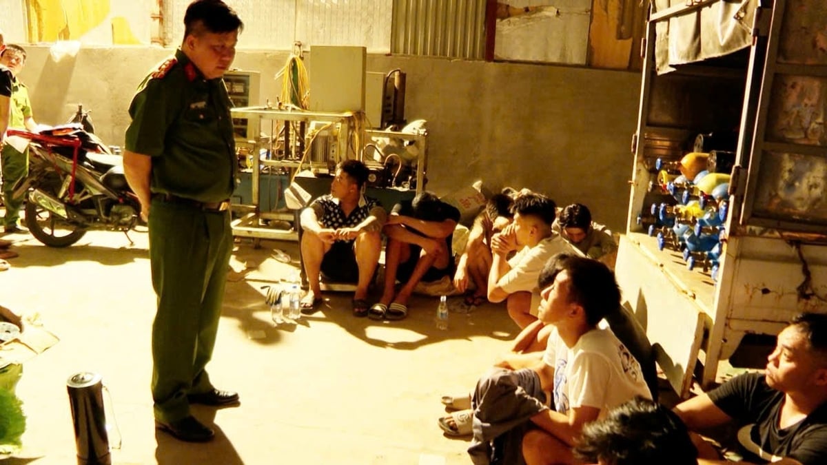 Đại tá Bùi Trung Thành - Phó Giám đốc, Thủ trưởng Cơ quan Cảnh sát điều tra, Công an thành phố Hải Phòng trực tiếp có mặt tại hiện trường chỉ đạo công tác điều tra. Ảnh: Công an thành phố Hải Phòng. Đại tá Bùi Trung Thành - Phó Giám đốc, Thủ trưởng Cơ quan Cảnh sát điều tra, Công an thành phố Hải Phòng trực tiếp có mặt tại hiện trường chỉ đạo công tác điều tra. Ảnh: Công an thành phố Hải Phòng.