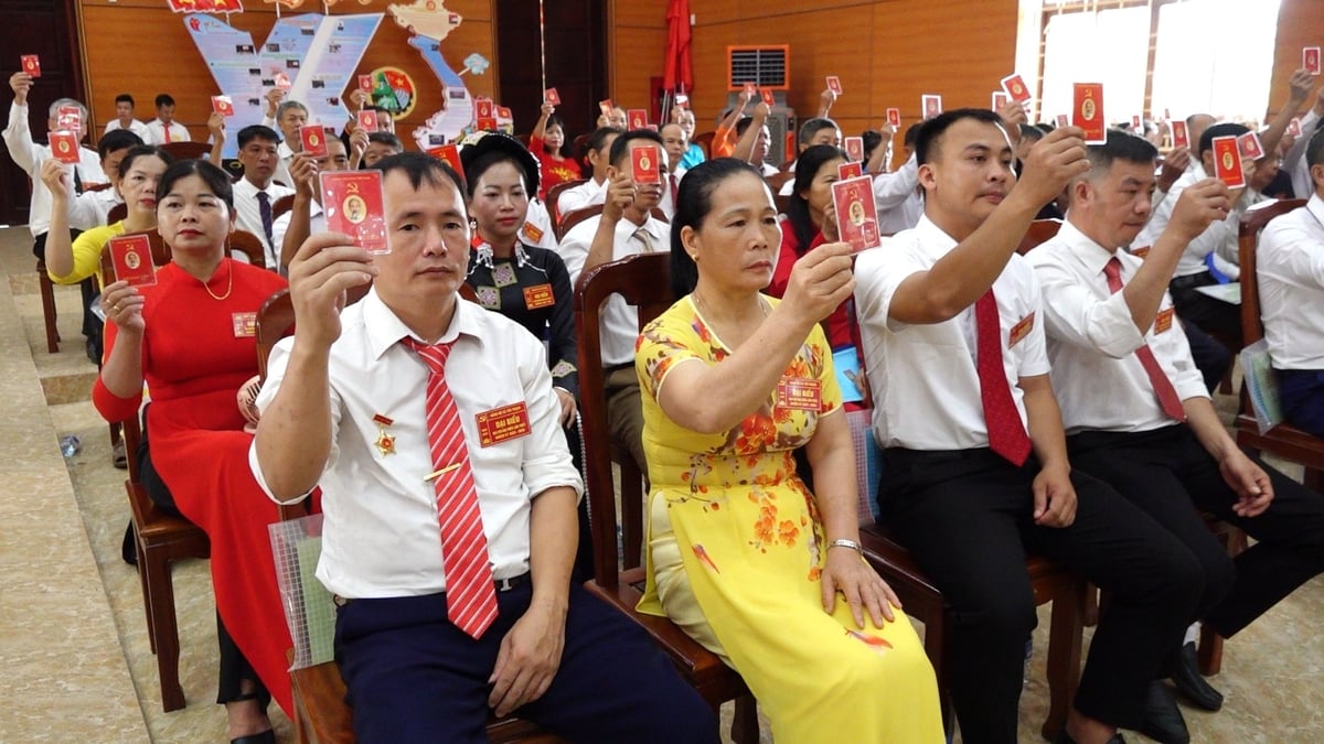 Các đại biểu biểu quyết tại Đại hội đại biểu Đảng bộ xã Yên Trạch lần thứ I, nhiệm kỳ 2025-2030. Ảnh: Quang Linh. Các đại biểu biểu quyết tại Đại hội đại biểu Đảng bộ xã Yên Trạch lần thứ I, nhiệm kỳ 2025-2030. Ảnh: Quang Linh.