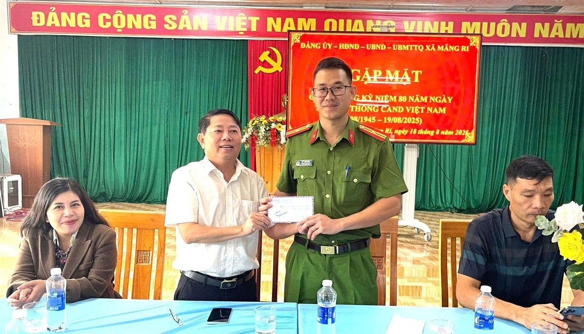 Trao phần thưởng cho Công an xã Măng Ry vì có thành tích xuất sắc. Ảnh: CTV. 