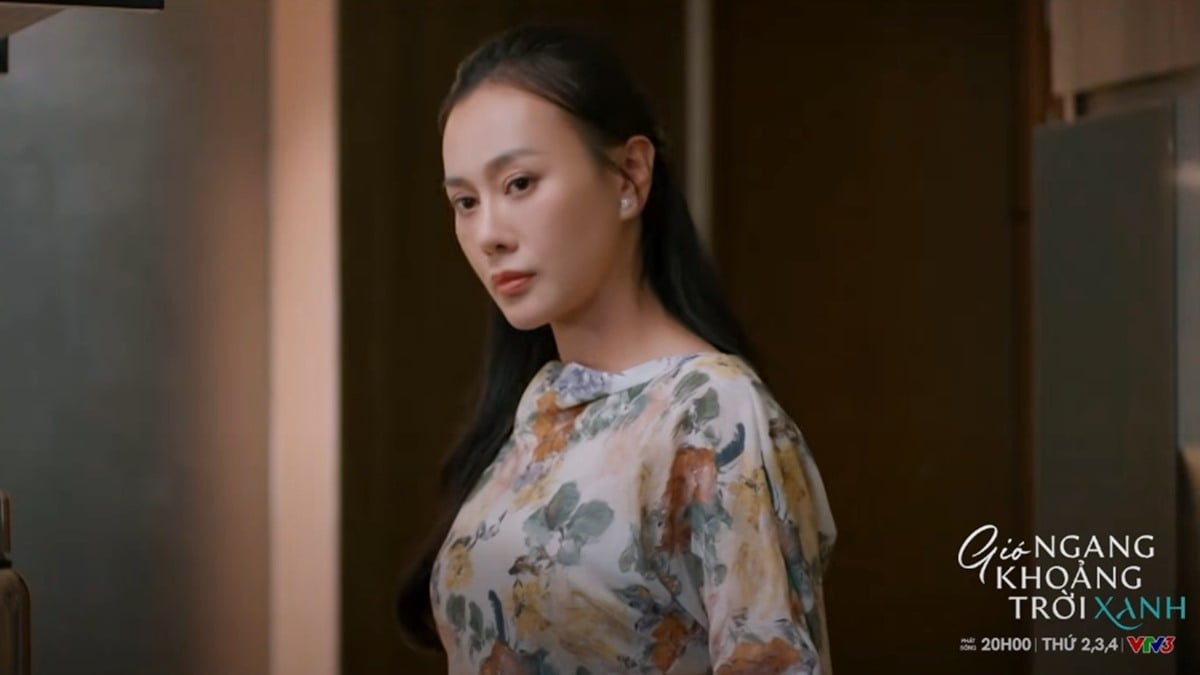 Mỹ Anh khó hiểu khi Đăng trao đổi công việc với một nhân viên bộ phận sản xuất. Ảnh CMH