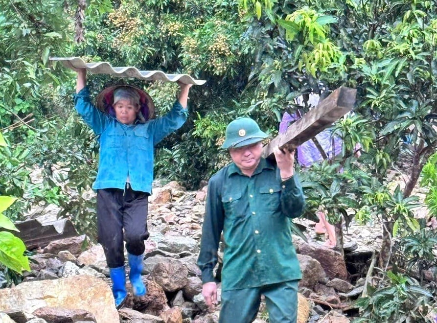 Bà con dân bản giúp nhau di dời tài sản, nhà ở khỏi nơi nguy cơ xảy ra lũ quét. Ảnh: H.Đ. Bà con dân bản giúp nhau di dời tài sản, nhà ở khỏi nơi nguy cơ xảy ra lũ quét. Ảnh: H.Đ.