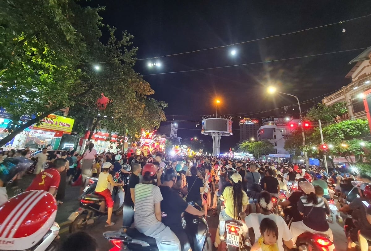 Khu vực ngã 8, phường Minh Xuân, tỉnh Tuyên Quang luôn chật cứng người mỗi tối. Khu vực ngã 8, phường Minh Xuân, tỉnh Tuyên Quang luôn chật cứng người mỗi tối.