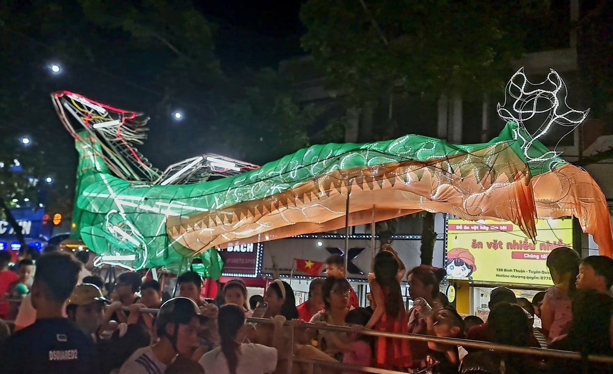 Dù còn rất sớm, nhưng khá nhiều mô hình được thiết kế, thi công công phu, tỷ mỉ được người dân Tuyên Quang ra mắt du khách trong và ngoài tỉnh. Dù còn rất sớm, nhưng khá nhiều mô hình được thiết kế, thi công công phu, tỷ mỉ được người dân Tuyên Quang ra mắt du khách trong và ngoài tỉnh.